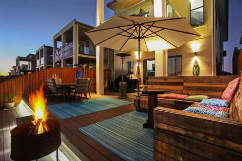 Lakeside Deck House - Australian Directory 2