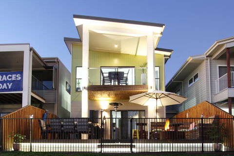 Lakeside Deck House - Australian Directory 3