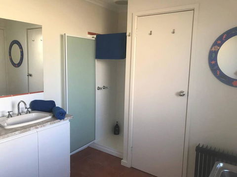 Laneway Bungalow 1 Bedroom Complete Unit East G - Australian Directory 3
