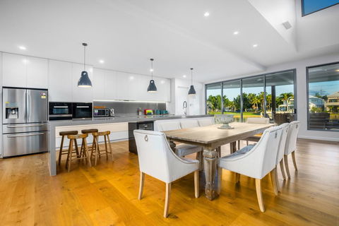 Lavish & Luxurious, Noosa Waters - Australian Directory 2