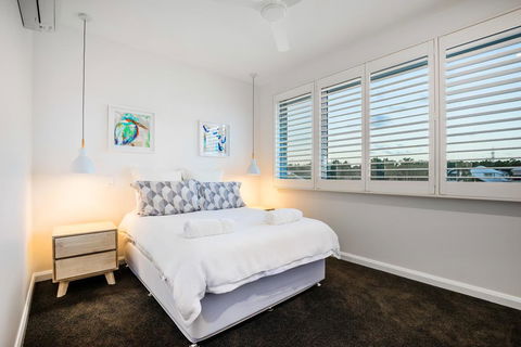 Lavish & Luxurious, Noosa Waters - Australian Directory 3