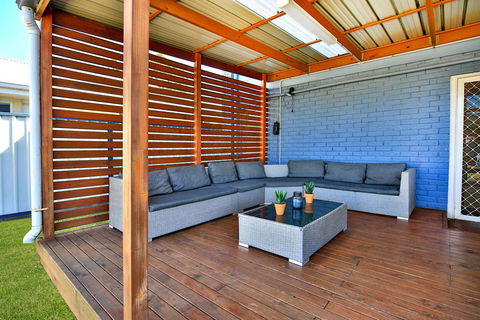Lazy Days Beach House, Jervis Bay - Pet Friendly, 4 Mins Walk To Beach - Australian Directory 2