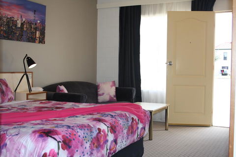 Leagues Motel - Australian Directory 0