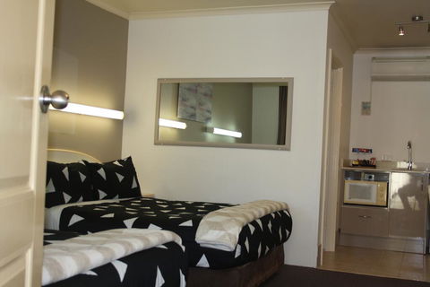Leagues Motel - Australian Directory 3