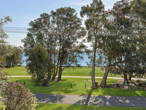Luxurious Lake House - Australian Directory 3