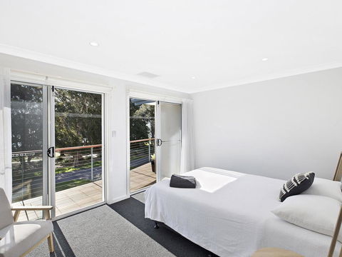 Luxurious Lake House - Australian Directory 2