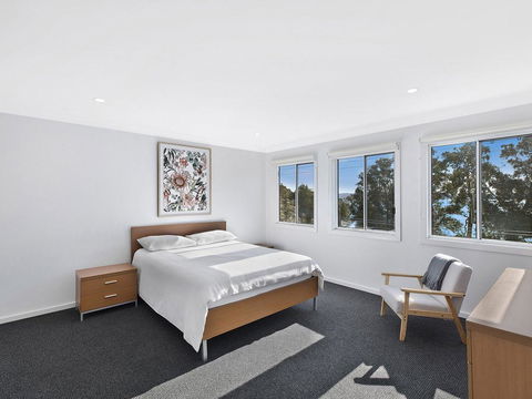 Luxurious Lake House - Australian Directory 1