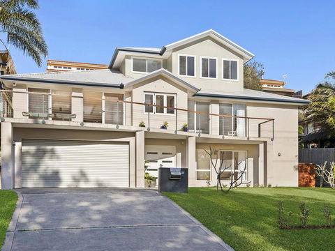 Luxurious Lake House - Australian Directory 0