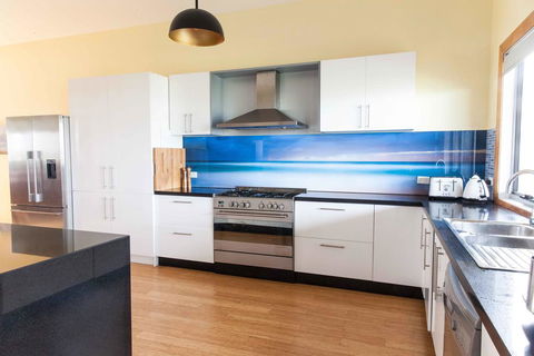 Luxurious Waterfront 10 Minutes Drive To Phillip Island (sleeps 12) - Australian Directory 0