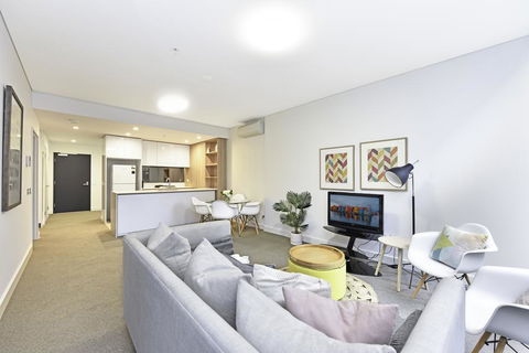 Luxury 1 Bedroom + 1 Study With 1 Parking - Australian Directory 0