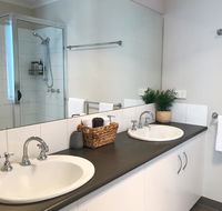 Luxury 4BR Home with KING Bed Lakes Entrance - Australian Directory