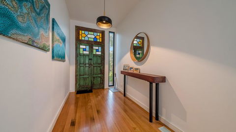 LUXURY BY THE SEA - CLOSE TO THE BEACH - Australian Directory 1