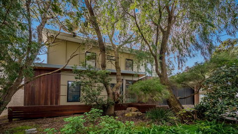 LUXURY BY THE SEA - CLOSE TO THE BEACH - Australian Directory 0