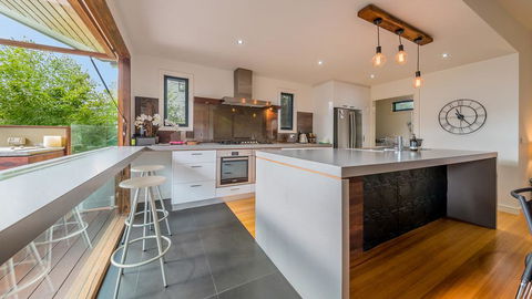 LUXURY BY THE SEA - CLOSE TO THE BEACH - Australian Directory 3