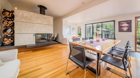 LUXURY BY THE SEA - CLOSE TO THE BEACH - Australian Directory 2