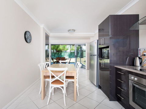 Magnolias @ Fingal Bay - Australian Directory 1