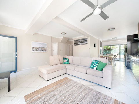 Magnolias @ Fingal Bay - Australian Directory 0