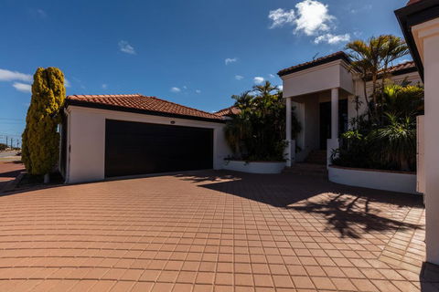 Maidstone Executive Residence - Australian Directory 1