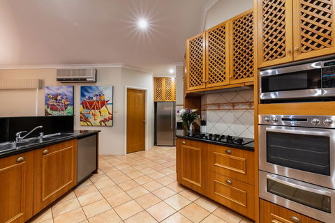 Maidstone Executive Residence - Australian Directory 2