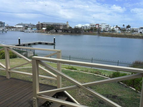 Mandurah Overlooking The Marina - Australian Directory 2