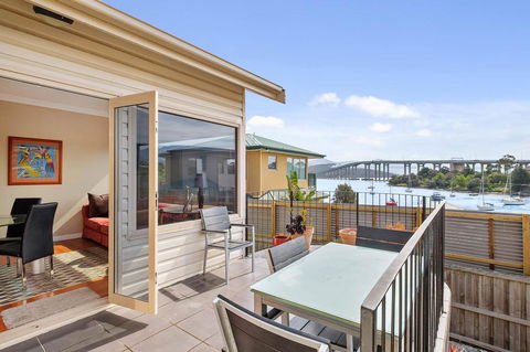 Manfield City Waterfront View Cottage - Australian Directory 1