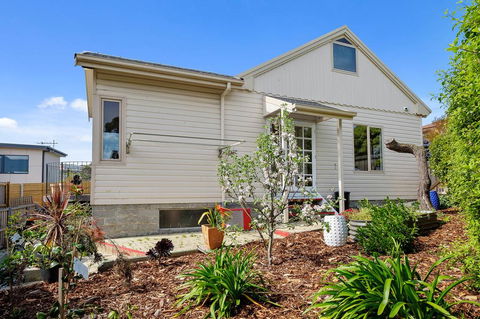 Manfield City Waterfront View Cottage - Australian Directory 2
