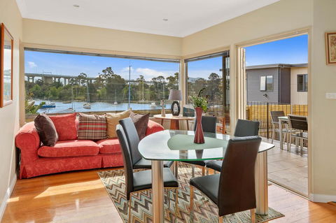 Manfield City Waterfront View Cottage - Australian Directory 3