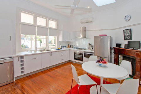 Manly Beachside 2 Bedroom House - Australian Directory 3