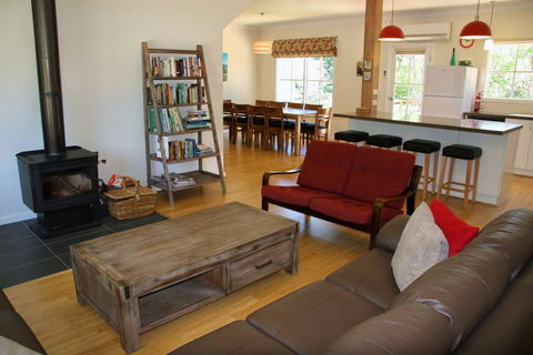 Maple House - The Ideal Retreat For Family And Friends. - Australian Directory 1