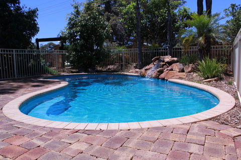 Margaret River Motel (Formerly Grange On Farrelly) - Australian Directory 1