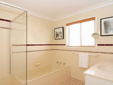 Marilyn's - 180 Degree Views Of Jervis Bay - Australian Directory 1