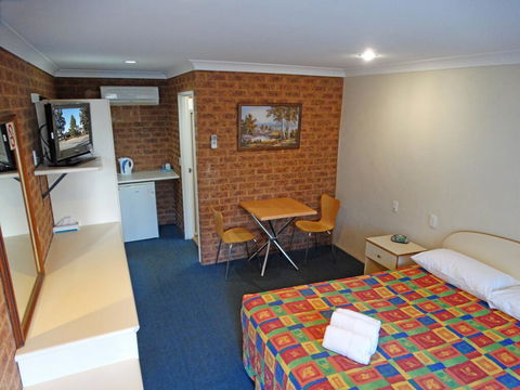 MAS Country Colonial Motor Inn - Australian Directory 1