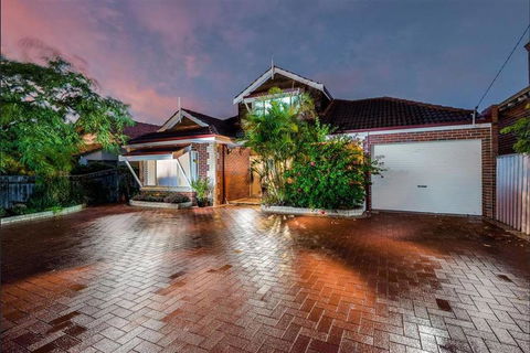 Massive Home (7 Mins To City) - Australian Directory 1