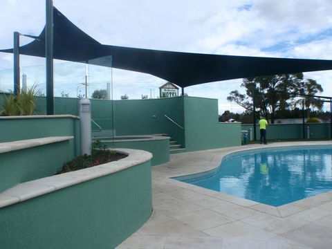 McNevins Logan Park Motel - Australian Directory 2