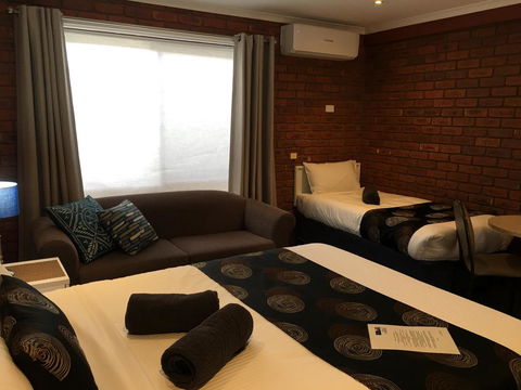 Melton Motor Inn And Apartments - Australian Directory 1