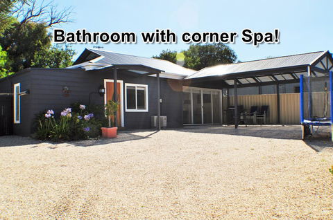 MODERN & LUXURIOUS WITH SPA BATH! - Australian Directory 0