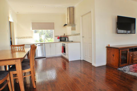MODERN & LUXURIOUS WITH SPA BATH! - Australian Directory 1