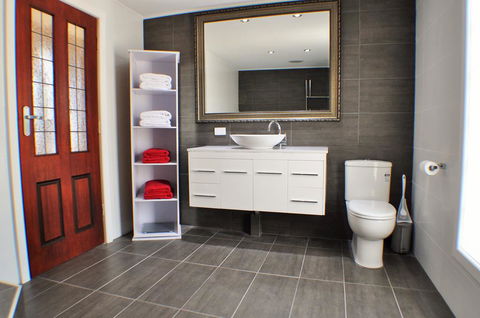 MODERN & LUXURIOUS WITH SPA BATH! - Australian Directory 3