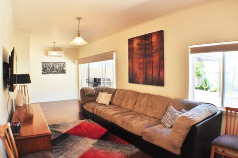 MODERN & LUXURIOUS WITH SPA BATH! - Australian Directory 2