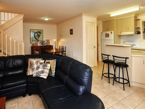 Modern 3 Bedroom Townhouse - Australian Directory 0