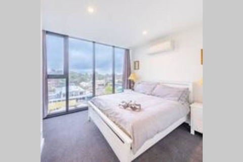 Modern Luxury 3 Bedroom Apartment With Sea Views - Australian Directory 0