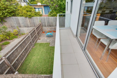 Modern McCrae Beauty - Australian Directory 1