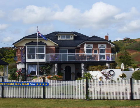 Moonlight Bay B&B Guest House - Australian Directory 1