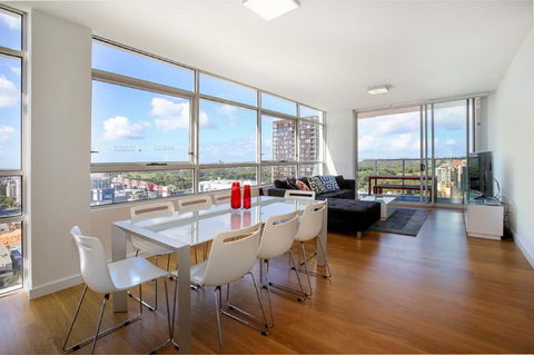 Moore To See - Modern And Spacious 3BR Zetland Apartment With Views Over Moore Park - Australian Directory 0
