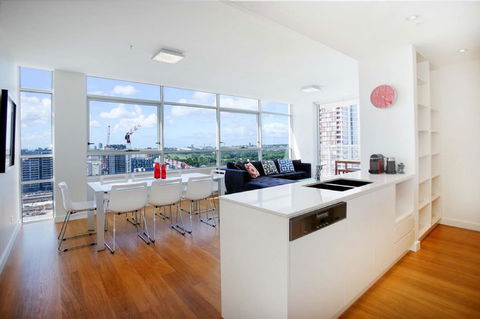 Moore To See - Modern And Spacious 3BR Zetland Apartment With Views Over Moore Park - Australian Directory 3