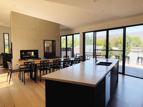 Mountain Mist Retreat - 4 Bedrooms - Australian Directory 0