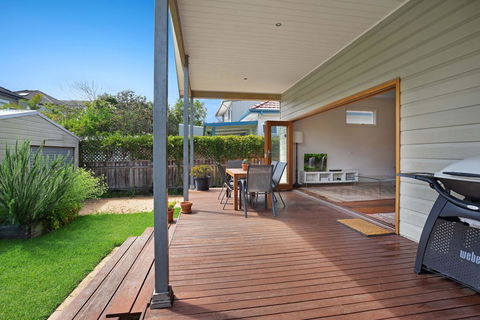 Newcastle Executive Homes - Cooks Hill Cottage - Australian Directory 1