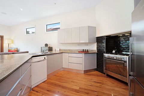Newcastle Executive Homes - Cooks Hill Cottage - Australian Directory 3