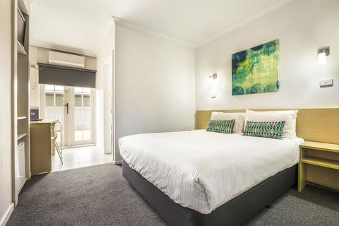 Nightcap At Skyways Hotel - Australian Directory 0