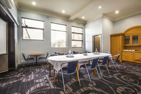 Nightcap At Skyways Hotel - Australian Directory 3